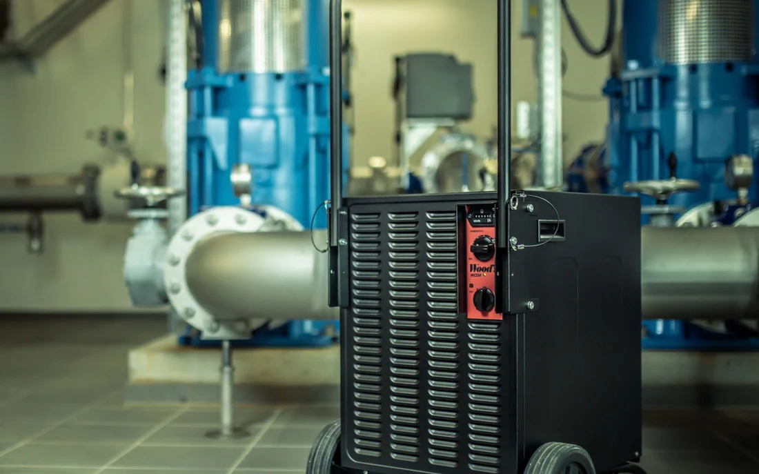 Wood's WCD4 Pro bouwdroger in een technische ruimte
