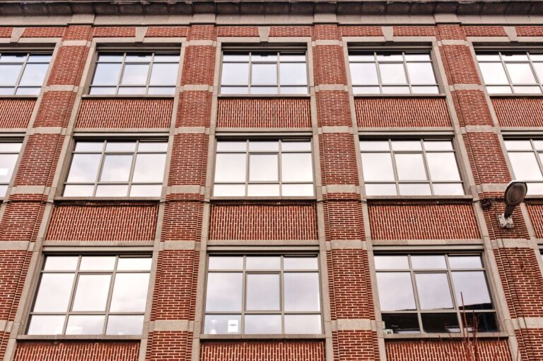 Bakstenen appartementsgebouw met grote ramen in Bergen