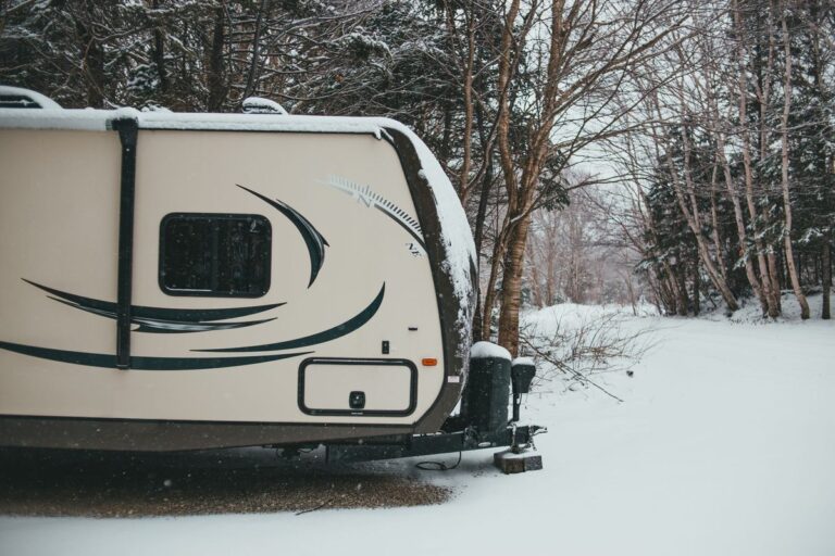 Caravan buiten in de sneeuw
