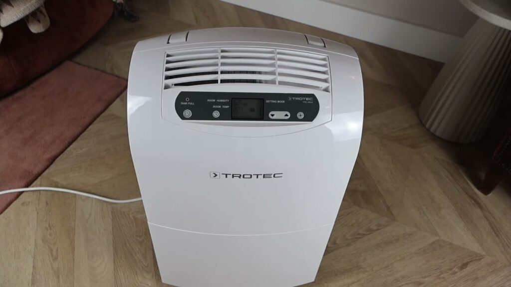 Trotec TTK 100 E luchtontvochtiger van boven gezien op een visgraatvloer in de living