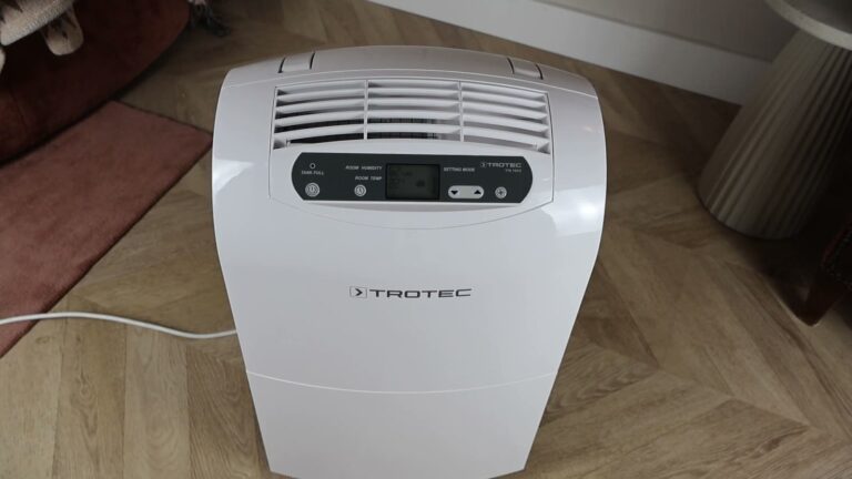 Trotec TTK 100 E luchtontvochtiger van boven gezien op een visgraatvloer in de living