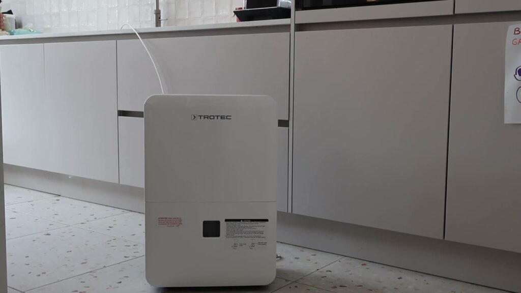 Trotec TTK 127 E luchtontvochtiger met afvoerslang voor de keukenkasten