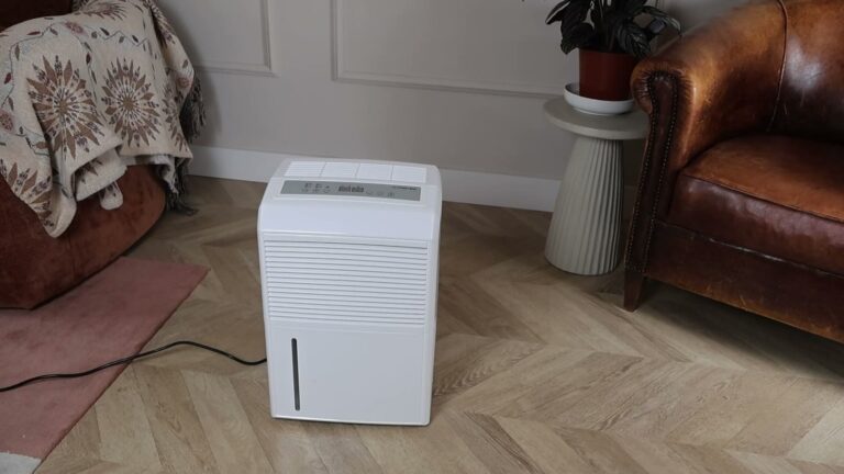 Trotec TTK 90 E luchtontvochtiger naast een lederen fauteuil in de living