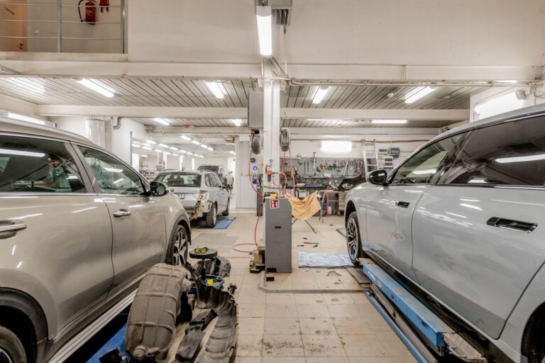 Werkplaats van een autobedrijf met auto's op de brug
